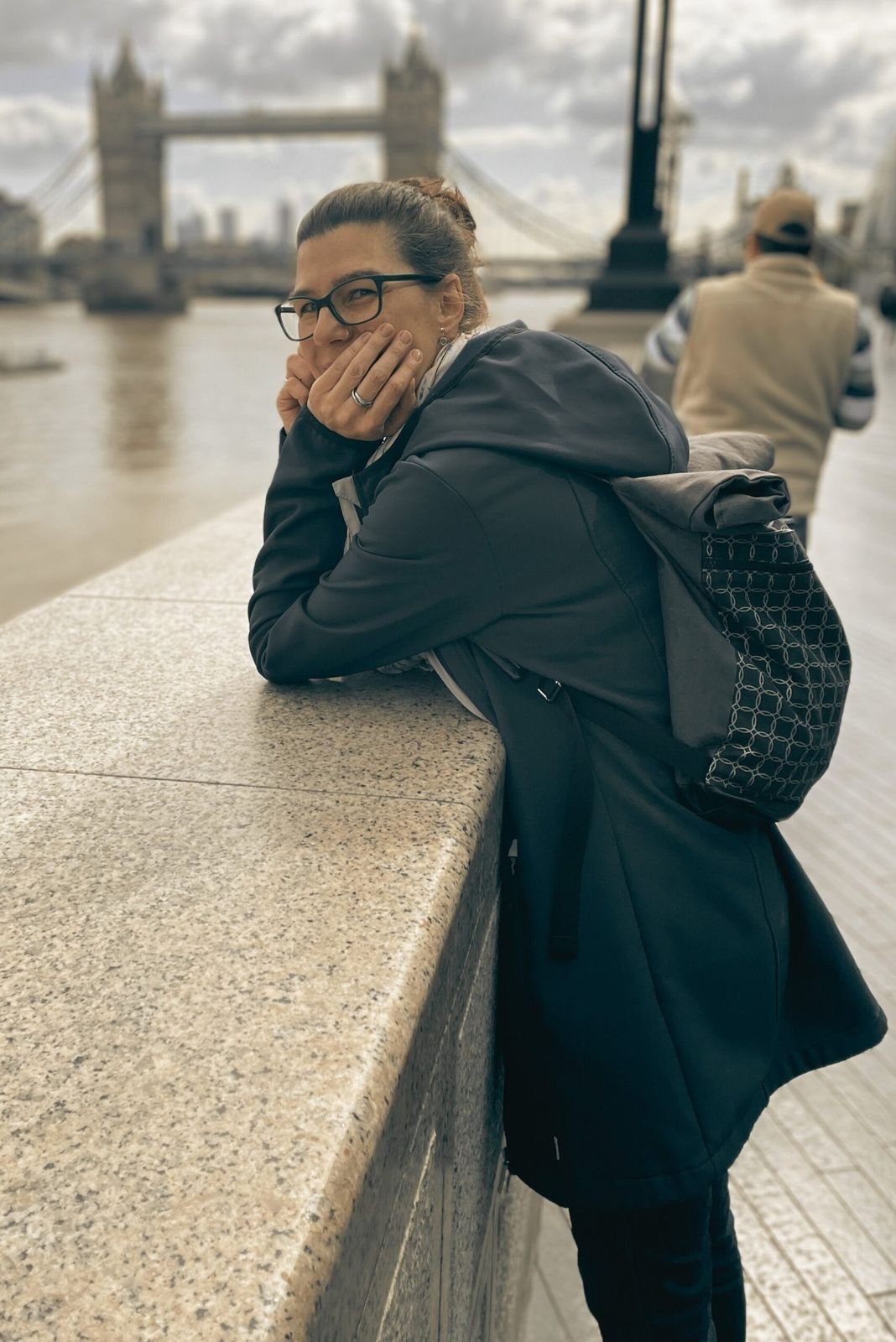 Katharina Bötel an der Themse in London, im Hintergrund die Tower Bridge
