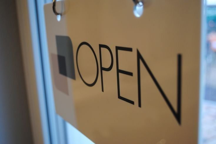 Schild „Open“ an der Salontür