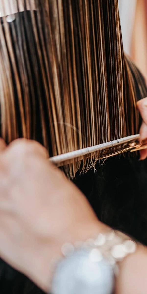 Haarspitzen werden mit der Schere geschnitten