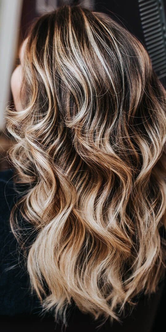Lange, gewellte Haare mit Strähnchen